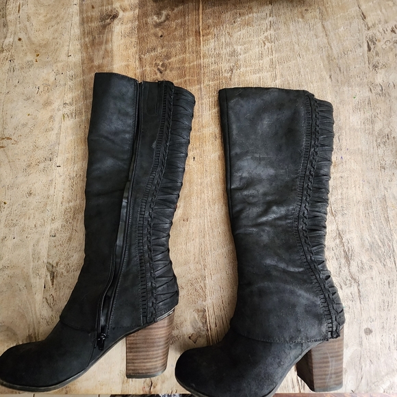 Boots - Picture 6 of 7